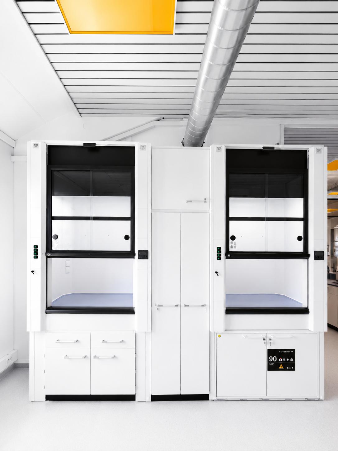 Zwei Laborabzüge mit Hochschrank zwischen den Einheiten